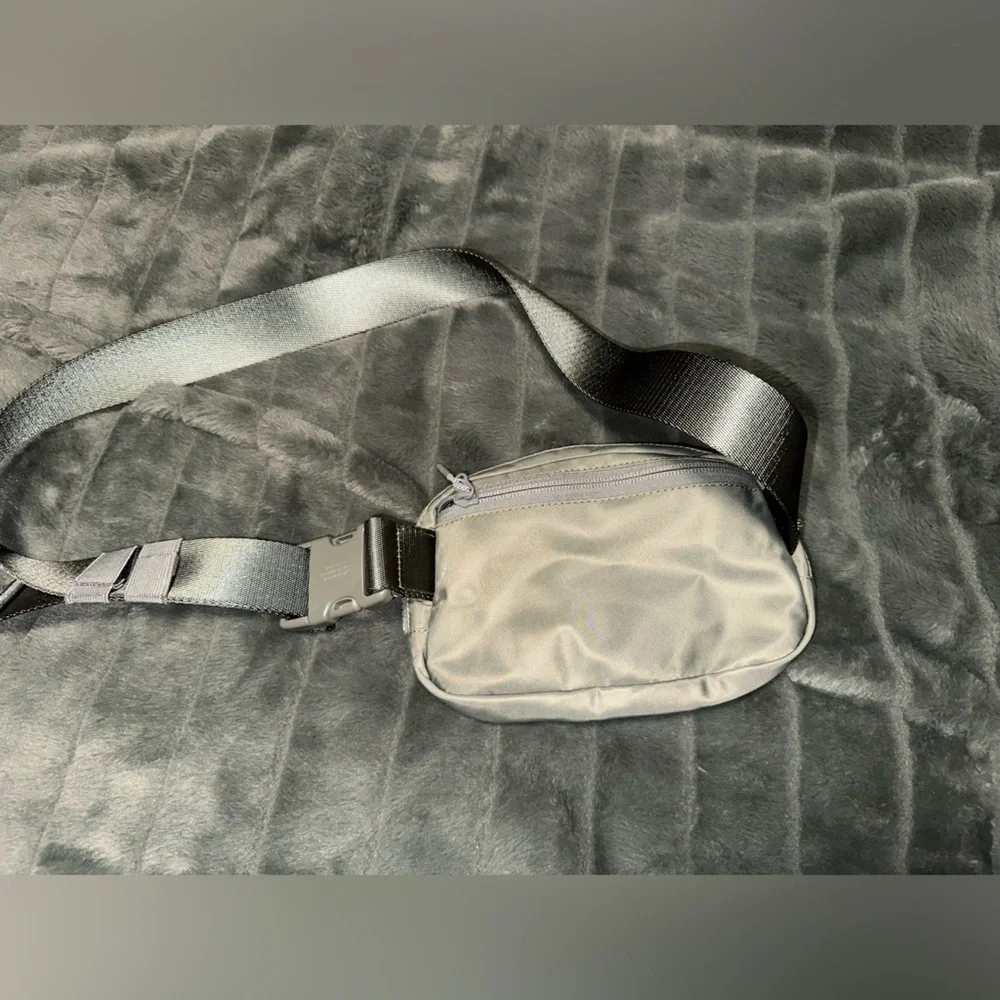 Lululemon Everywhere Belt Bag 1L - Picture 3 of 3